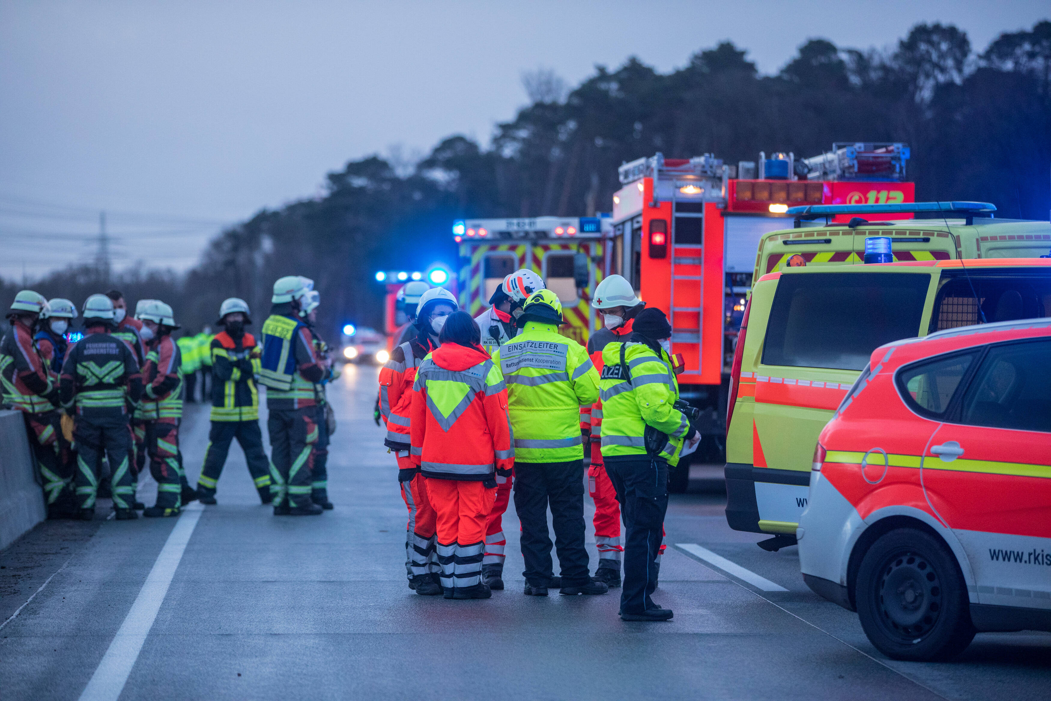 3 Menschen sterben bei Geisterfahrer Unfall auf der Autobahn - Chaos und Vollsperrung!