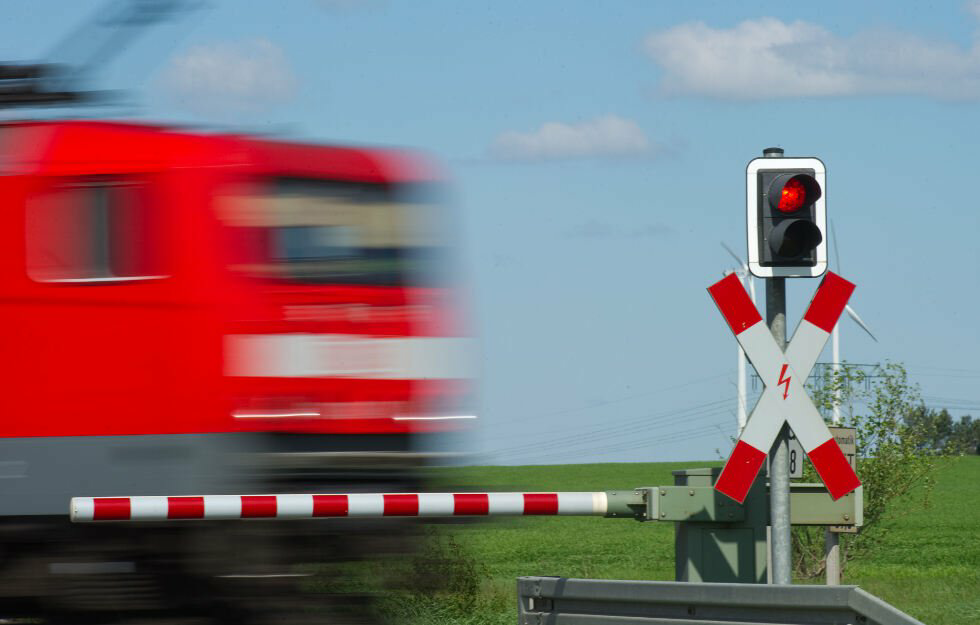 Zug in Flammen! Großeinsatz - Polizisten verunglücken auf dem Weg zum Einsatzort