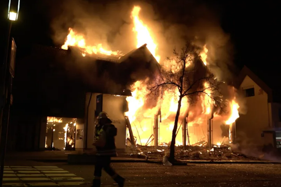 Banküberfall! Explosion erschüttert Bankfiliale - Feuer bricht aus - Täter auf der Flucht!