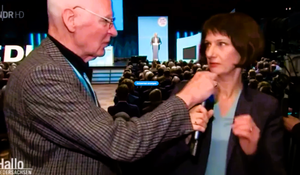 Eklat im TV! CDU-Mann greift Reporterin ins Mikro und bricht Live-Schalte ab!