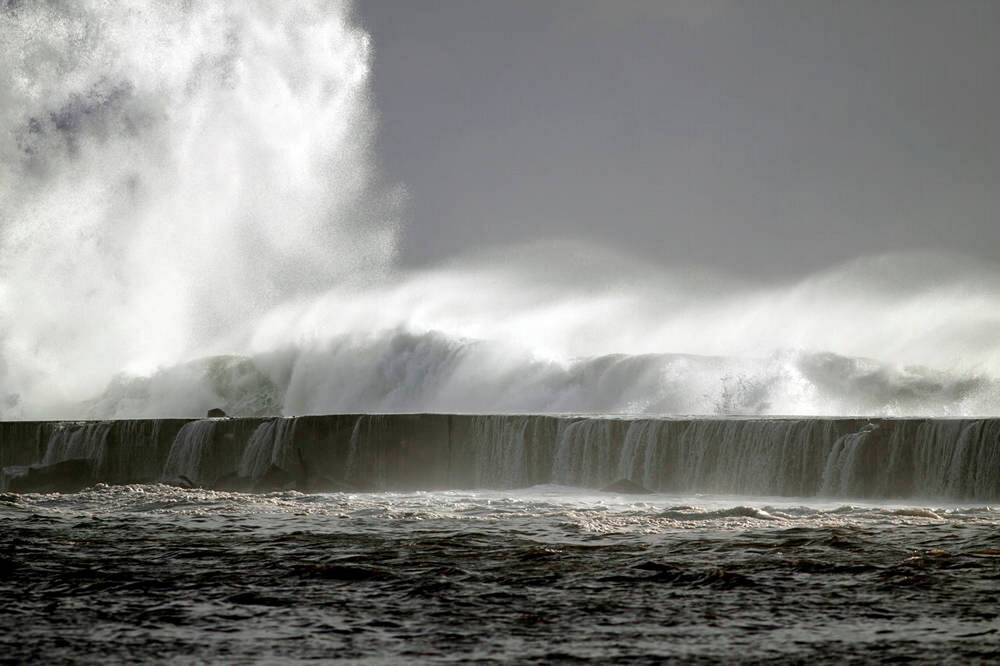 Une vague géante emporte plusieurs touristes en mer ! L'île espagnole devient un cauchemar