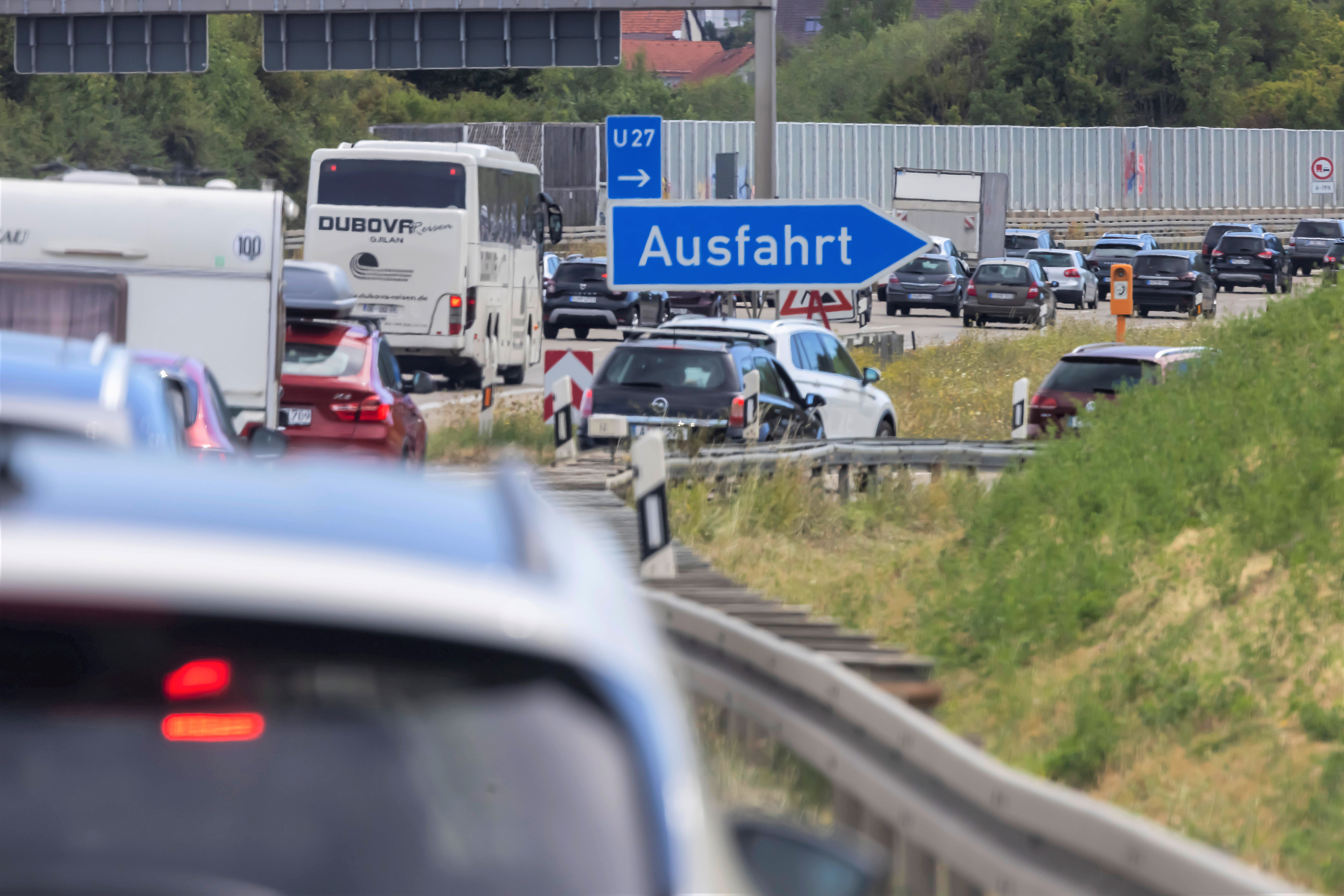 Massenkarambolage auf der Autobahn! Vollsperrung - Unfall von 5 Fahrzeugen sorgt für mehrere Verletzte