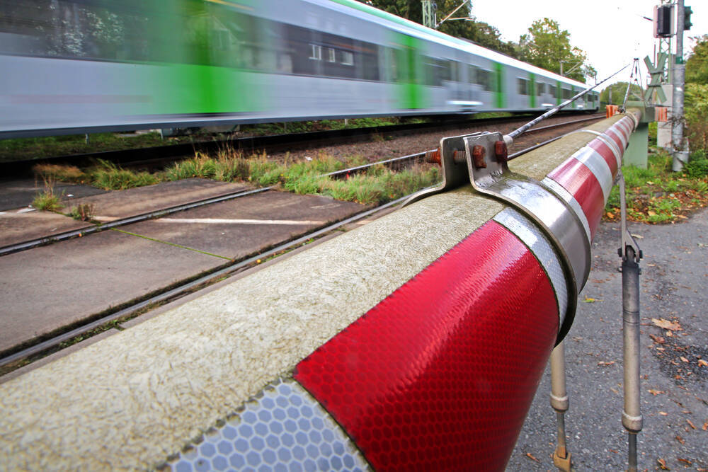 Trauer! Nachwuchsfußballer von Zug erfasst! Nachwuchshoffnung stirbt bei Zugunfall! Fans und Verein fassungslos!