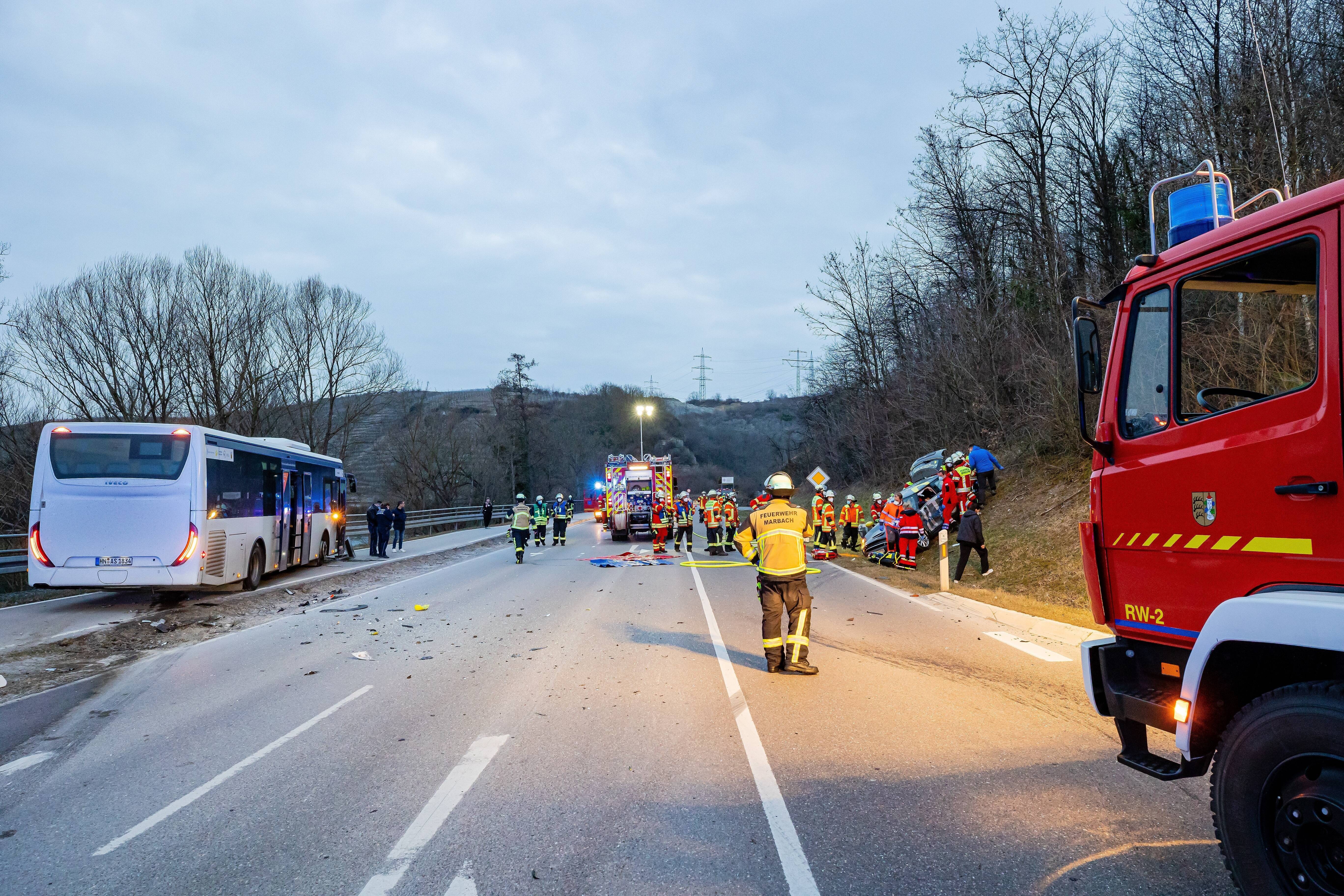 Reisebus kippt auf Autobahn um - 35 Menschen teils schwer Verletzt! Chaos auf deutscher Autobahn!