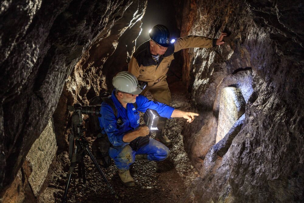Grubenunglück! Minenarbeiter stürzen mit Fahrzeug in 25 Meter tiefes Grubenloch!