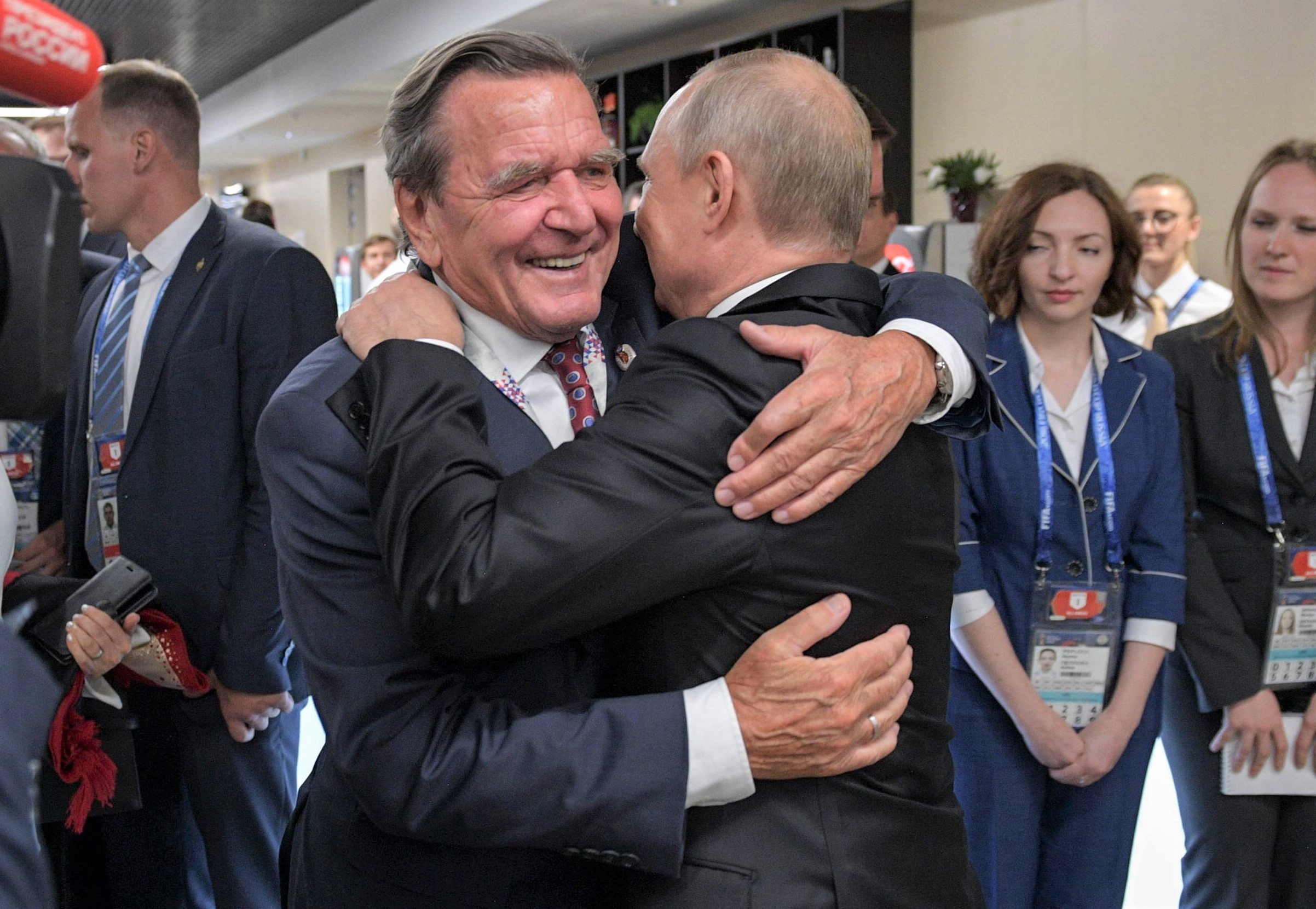 Schröders Frau gefeuert! Nach Skandal auf Russen-Party verliert Gas-Gerds Frau ihren Job!