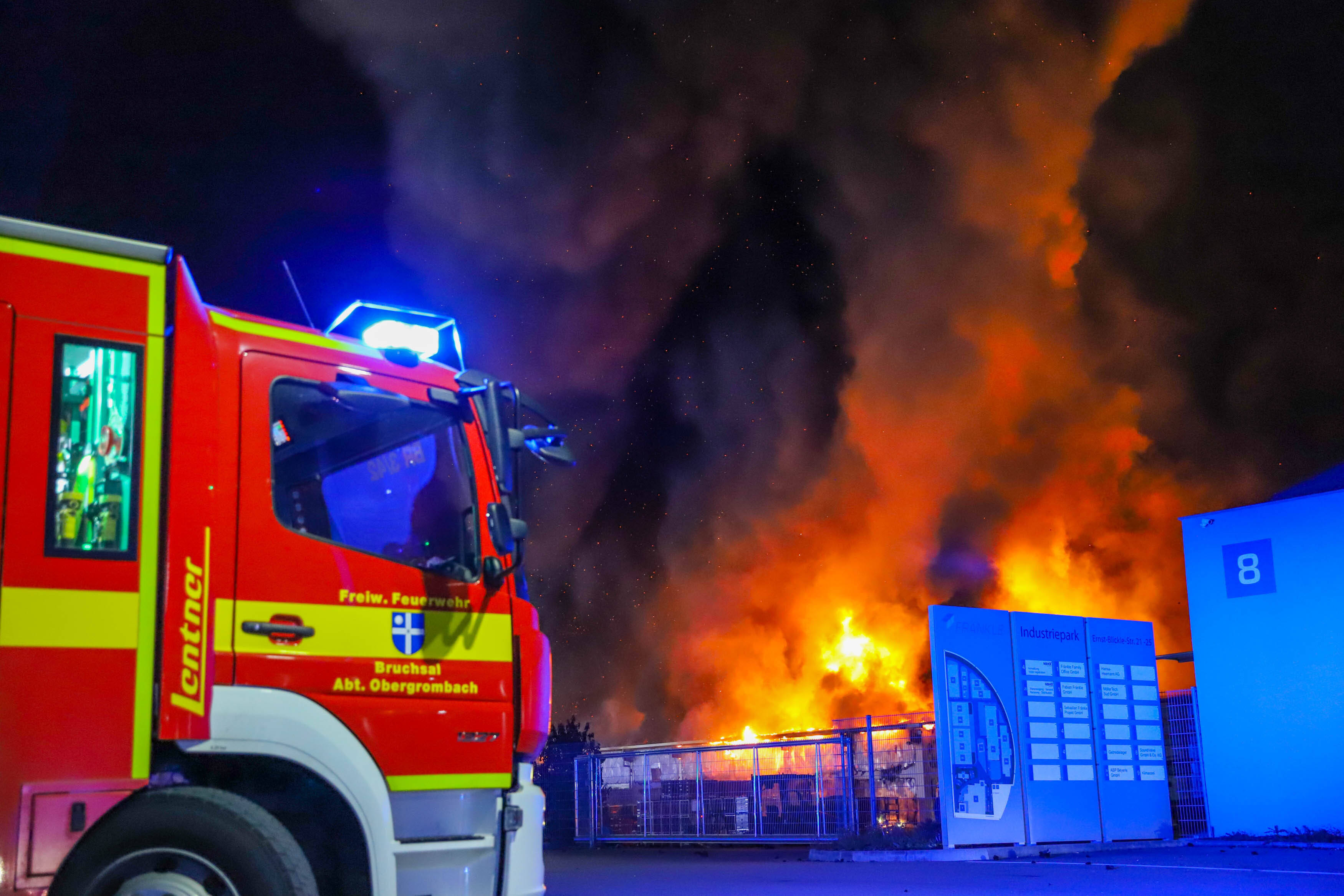 Feuerinferno in Leipzig! Riesige Rauchsäule über der Stadt - Großeinsatz der Feuerwehr, was ist geschehen?
