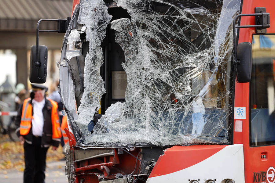 Tödliches Zugunglück - Passanten geschockt! Mann wird von Straßenbahn mehrfach überrollt und stirbt noch an der Unfallstelle