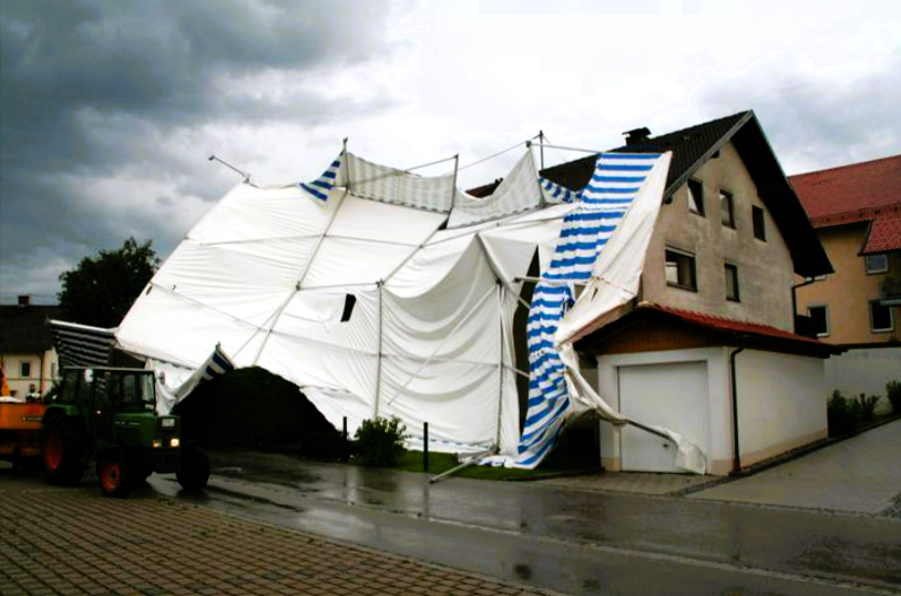 Schwere Unwetterschäden in Deutschland - Zahlreiche Menschen verletzt, ganzes Bierzelt weggeblasen!