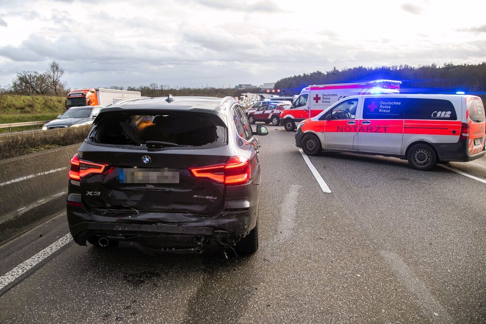 Vollsperrung! 11-jähriger Junge klaut Auto und überschlägt sich mit dem Wagen auf der Autobahn!