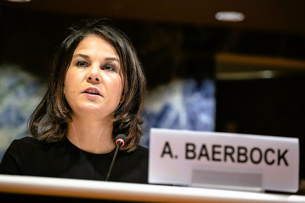 Mutige Baerbock greift Lawrow bei G-20 an! "Wir brauchen Frieden!"