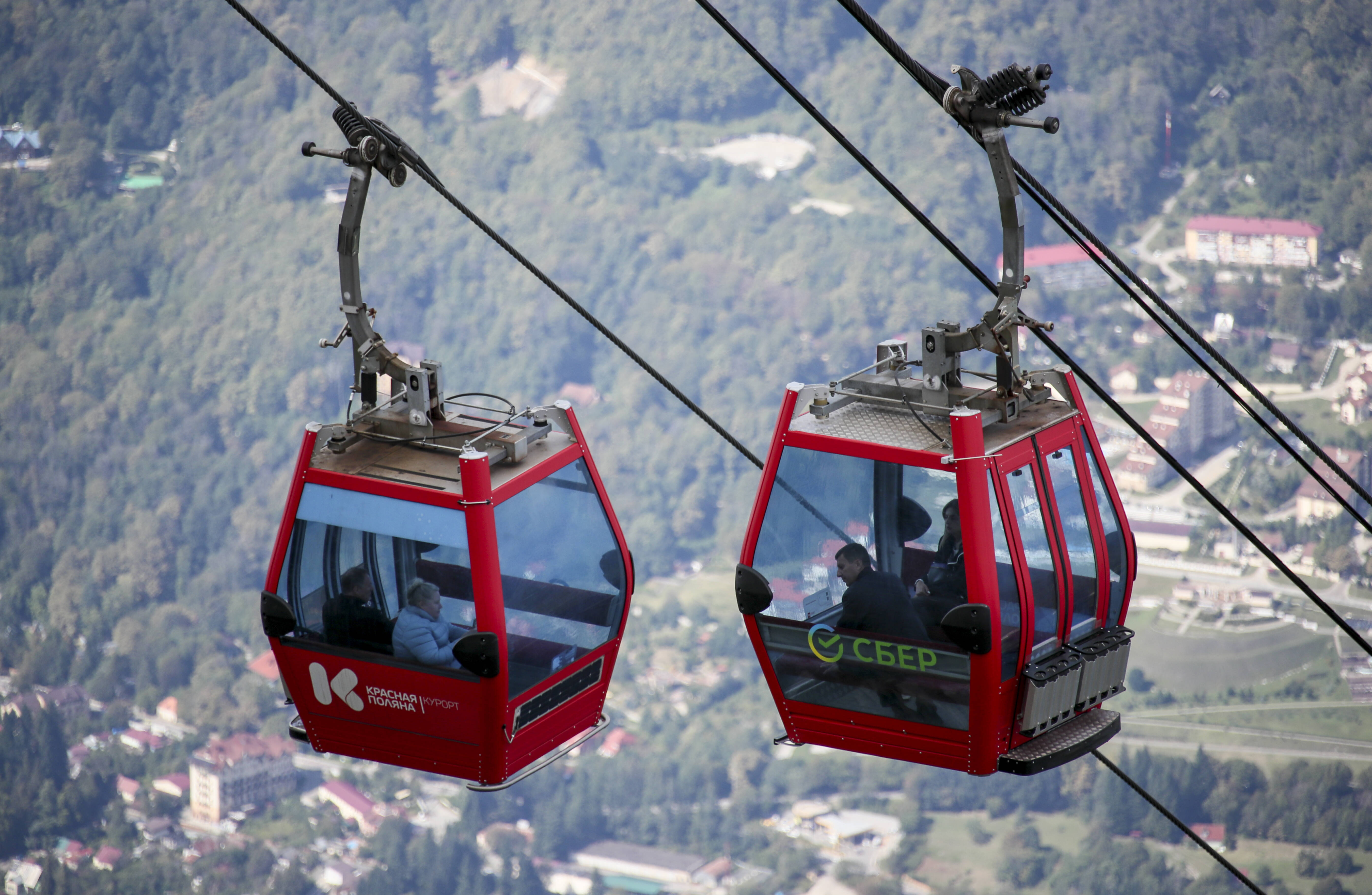 Deutsche Paragleiterin rast gegen Ski-Gondel und stürzt ab! Frau bei Crash mit Gondel getötet
