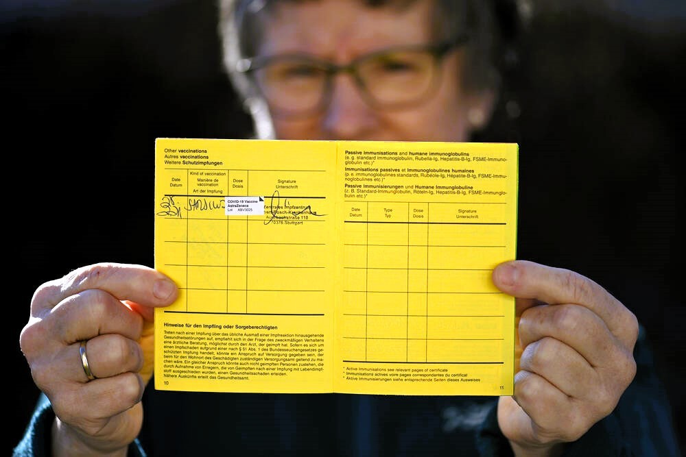 Corona-Impfung hatte tödliche Nebenwirkung! Hersteller bestätigt dies erstmals vor Gericht!