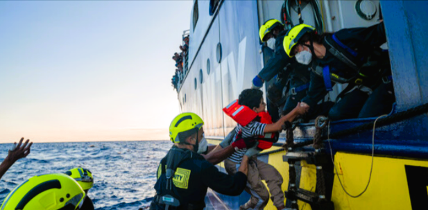 Tornado versenkt Luxus-Jacht im Mittelmeer - Zahlreiche Menschen vermisst, Touristen an Bord!